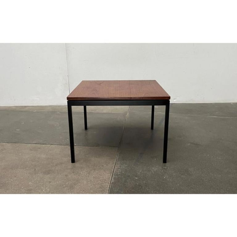 Minimalistischer Mid-Century-Beistelltisch aus Teakholz von Florence Knoll, 1950er Jahre (Metall) im Angebot