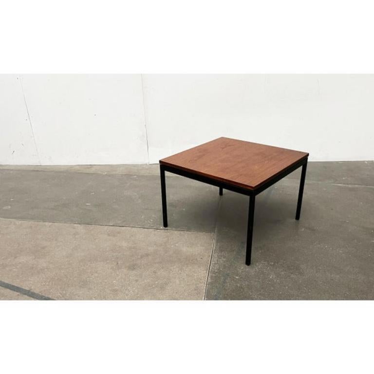 Minimalistischer Mid-Century-Beistelltisch aus Teakholz von Florence Knoll, 1950er Jahre im Angebot 1
