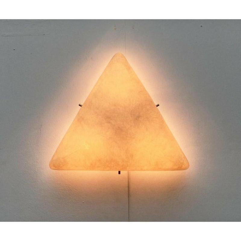 Rara plafoniera del Mid Century in fibra di vetro di forma triangolare.

Un guscio piatto e triangolare in fibra di vetro che si trova sotto il soffitto. I montanti partono da un punto centrale con 3 punti di combustione che tengono il guscio. Solo