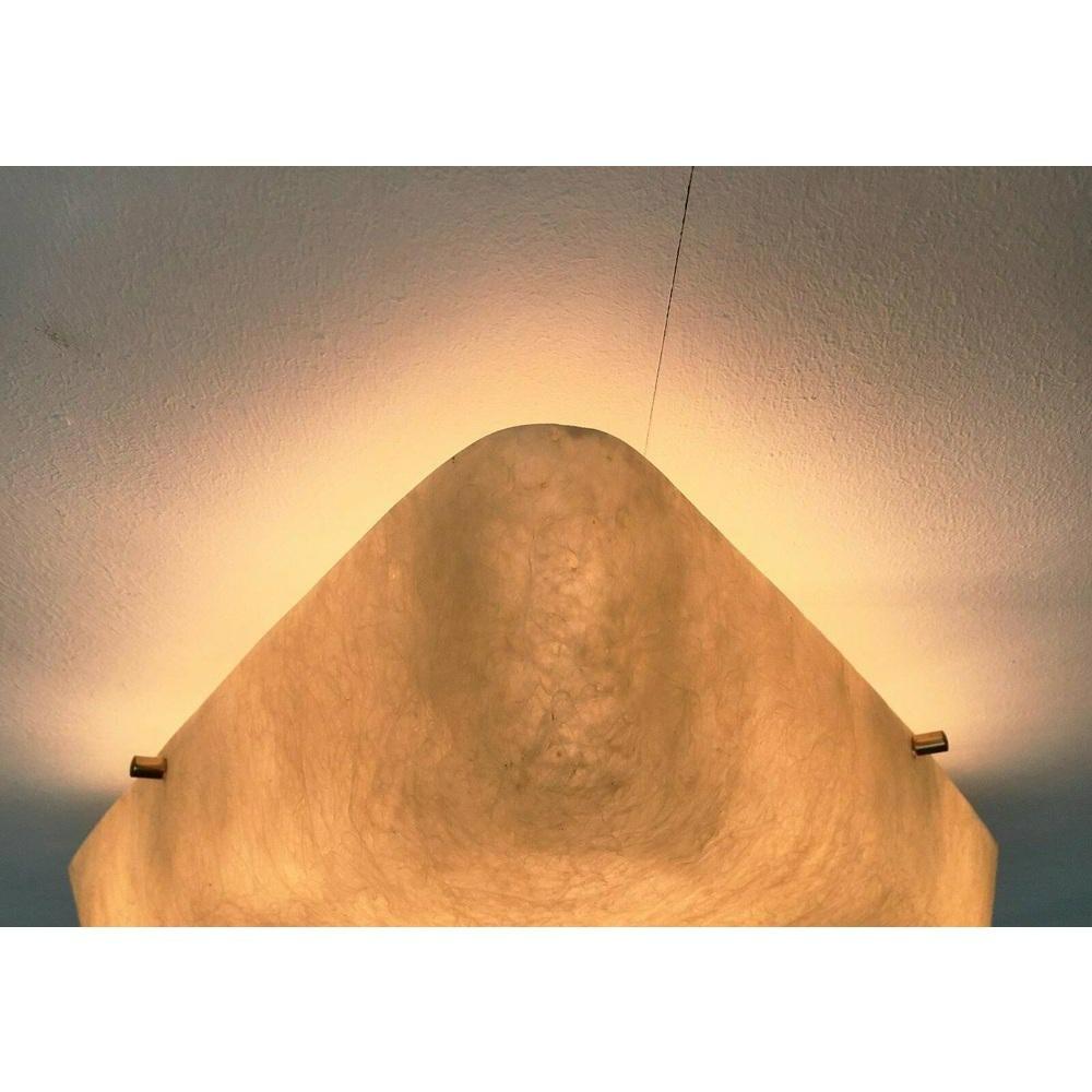 Lampada da soffitto in fibra di vetro triangolare minimalista di metà secolo, anni '60 in vendita 2
