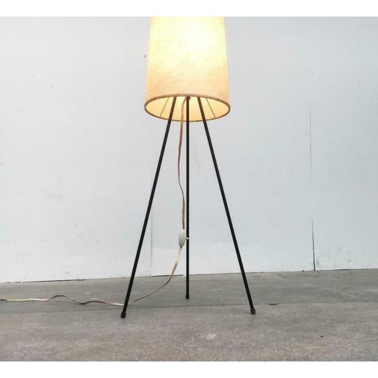Mid-Century moderno Lampada da terra minimalista a treppiede Cocoon, 1960 in vendita