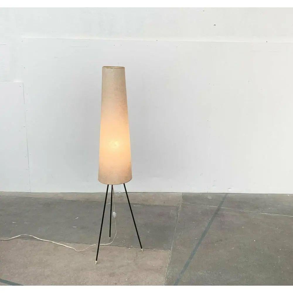 Minimalistische Tripod Cocoon Stehlampe aus der Jahrhundertmitte, 1960er Jahre im Zustand „Hervorragend“ im Angebot in Hamburg, DE