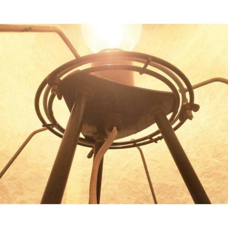Metallo Lampada da terra minimalista a treppiede Cocoon, 1960 in vendita