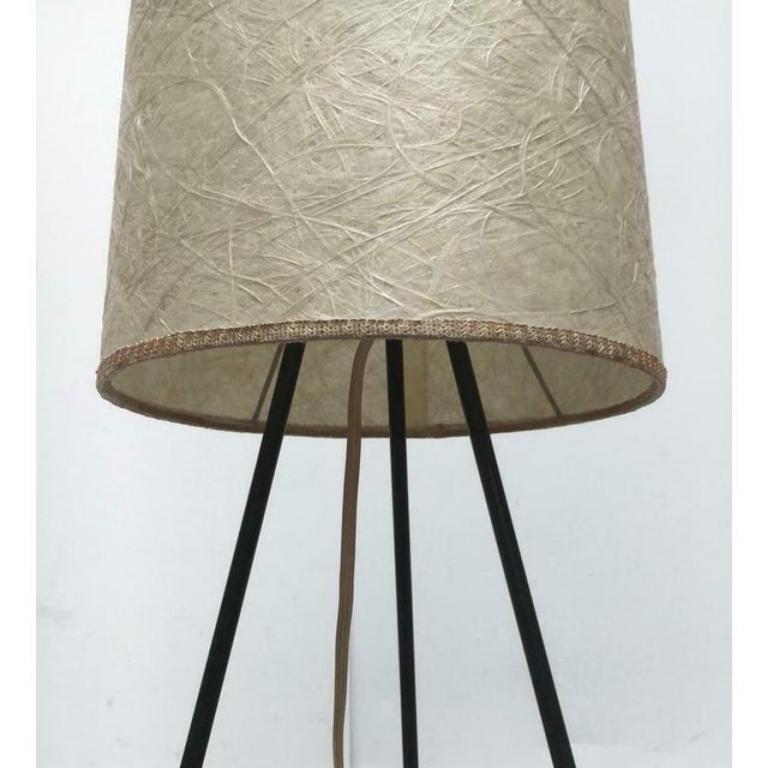 Lampada da terra minimalista a treppiede Cocoon, 1960 in vendita 2