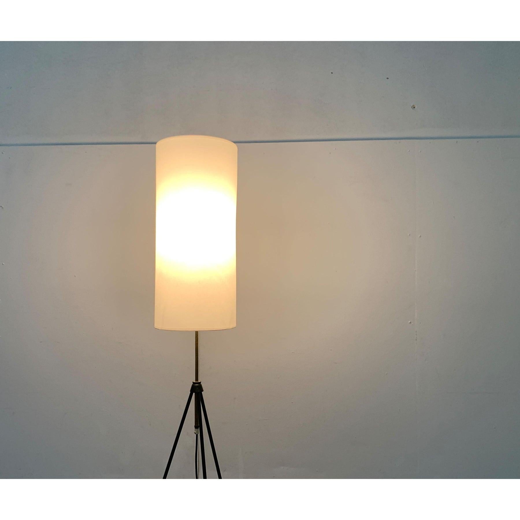 Lampada da terra a treppiede minimalista di metà secolo, anni '60 in vendita 4
