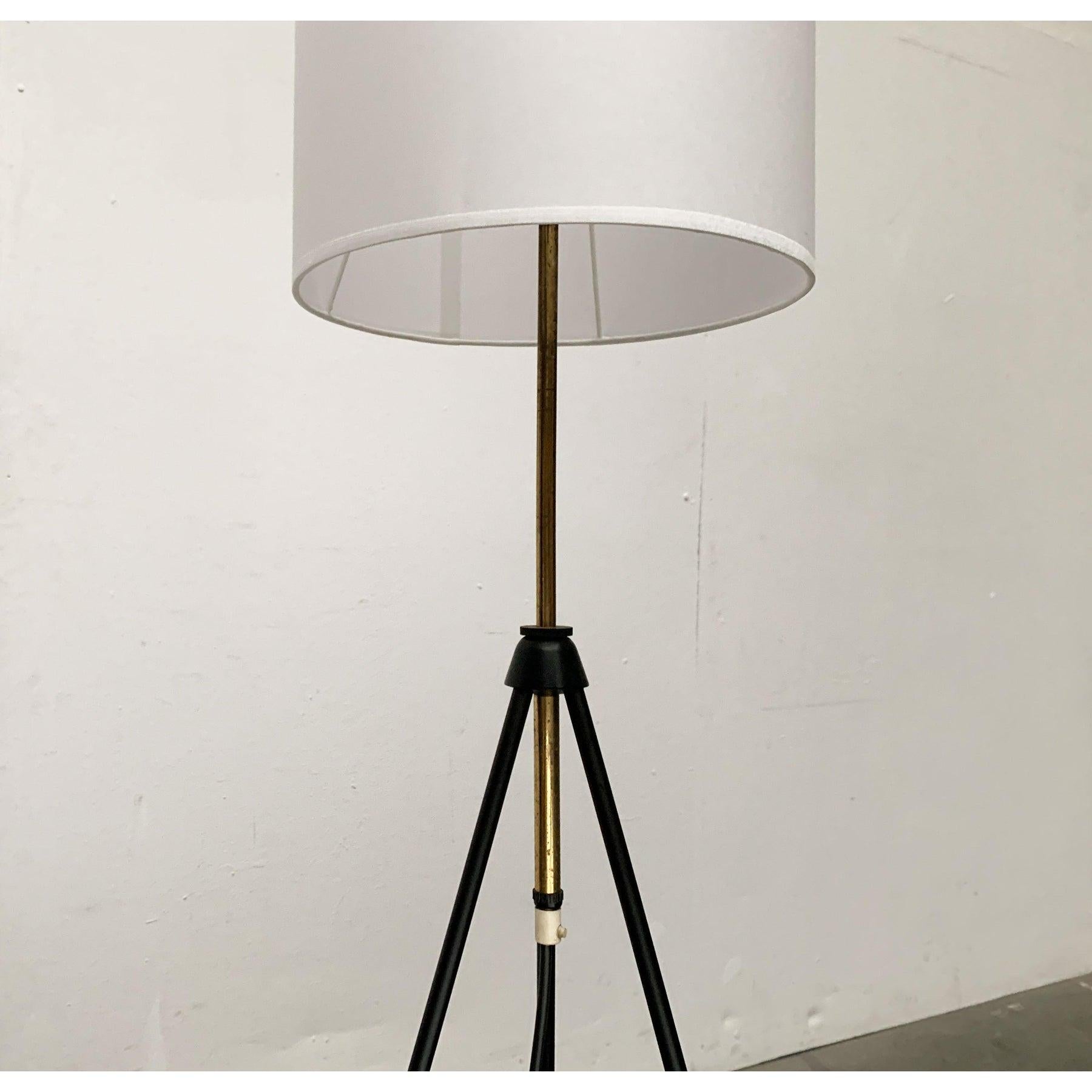 Lampada da terra a treppiede minimalista di metà secolo, anni '60 in vendita 5