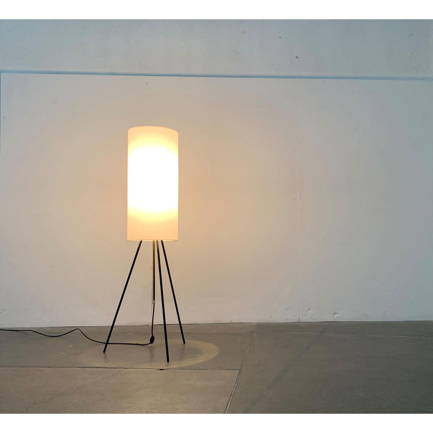 Mid-Century moderno Lampada da terra a treppiede minimalista di metà secolo, anni '60 in vendita
