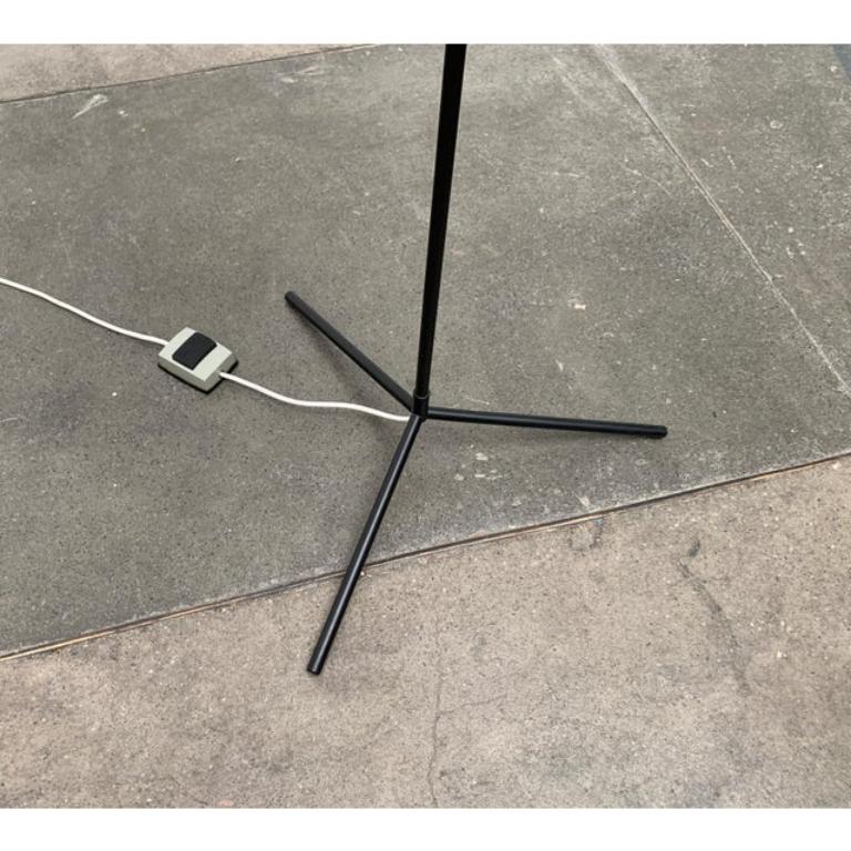 Mid-Century moderno Lampada da terra a treppiede minimalista di metà secolo, anni '60 in vendita