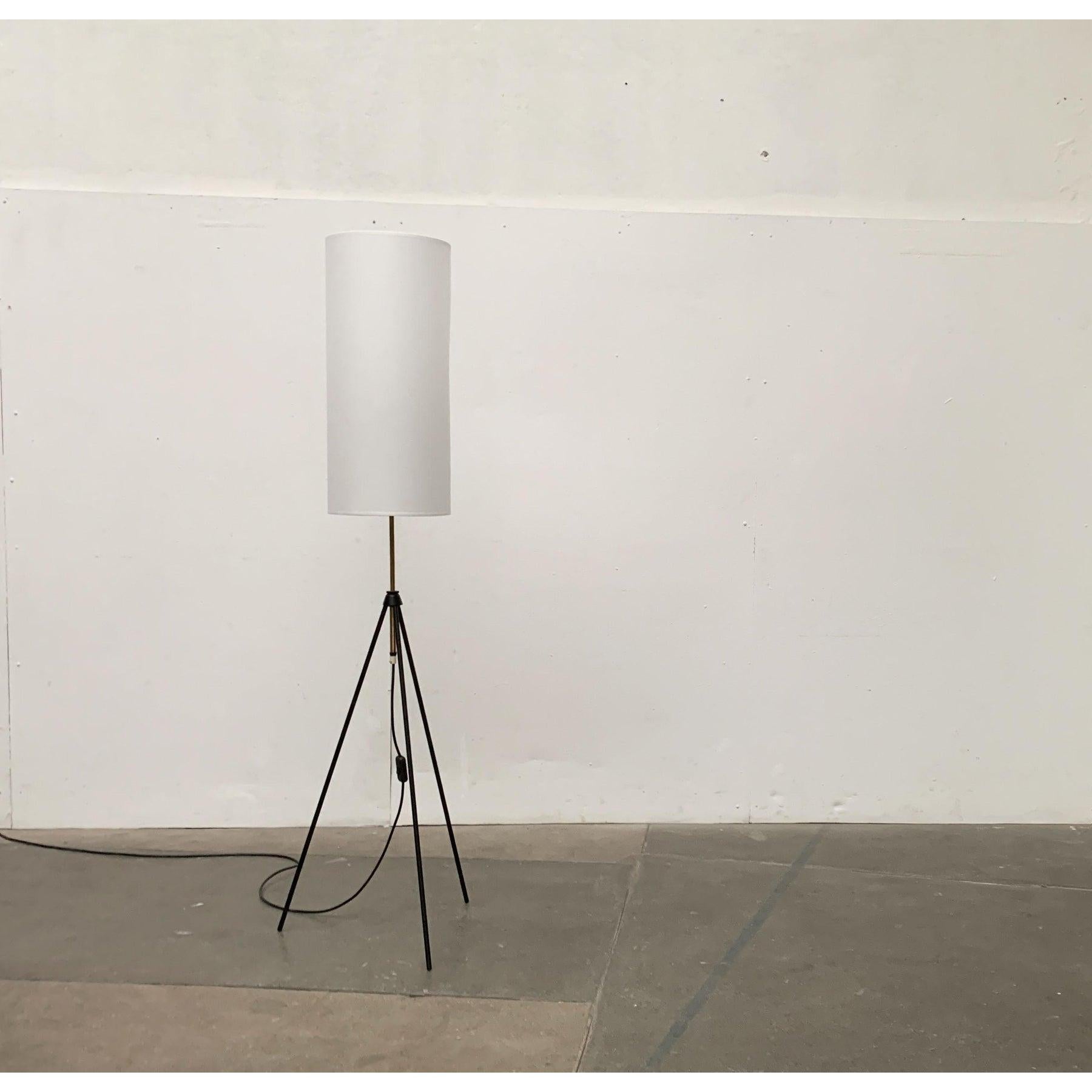 Lampada da terra a treppiede minimalista di metà secolo, anni '60 In condizioni buone in vendita a Hamburg, DE