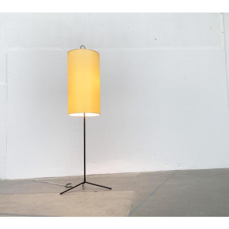 Lampada da terra a treppiede minimalista di metà secolo, anni '60 in vendita 1