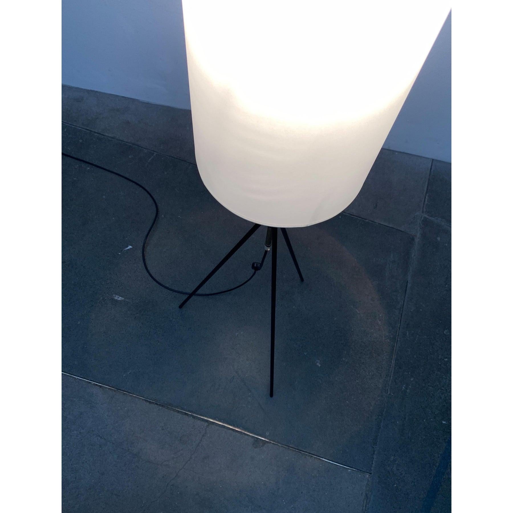 Lampada da terra a treppiede minimalista di metà secolo, anni '60 in vendita 3