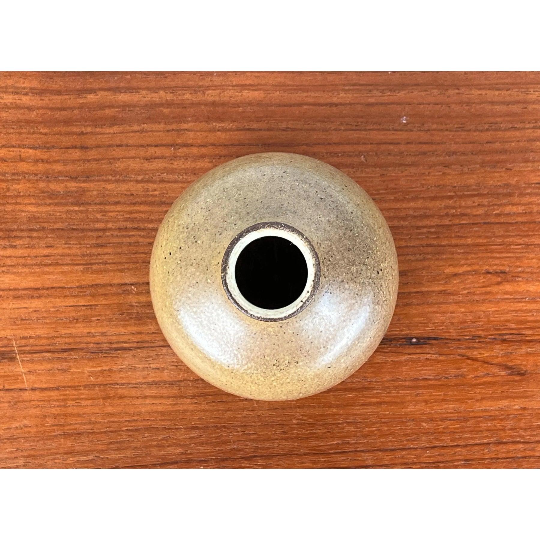 Mid-Century Minimalist Vase from Kastl, 1960s, in Very Good conditions. Designed 1960 to 1969 This piece has an attribution mark.

Additional information:
Materials: Ceramic
Color: Beige
Styles: Mid-Century Modern, Minimalist
Country of Origin: