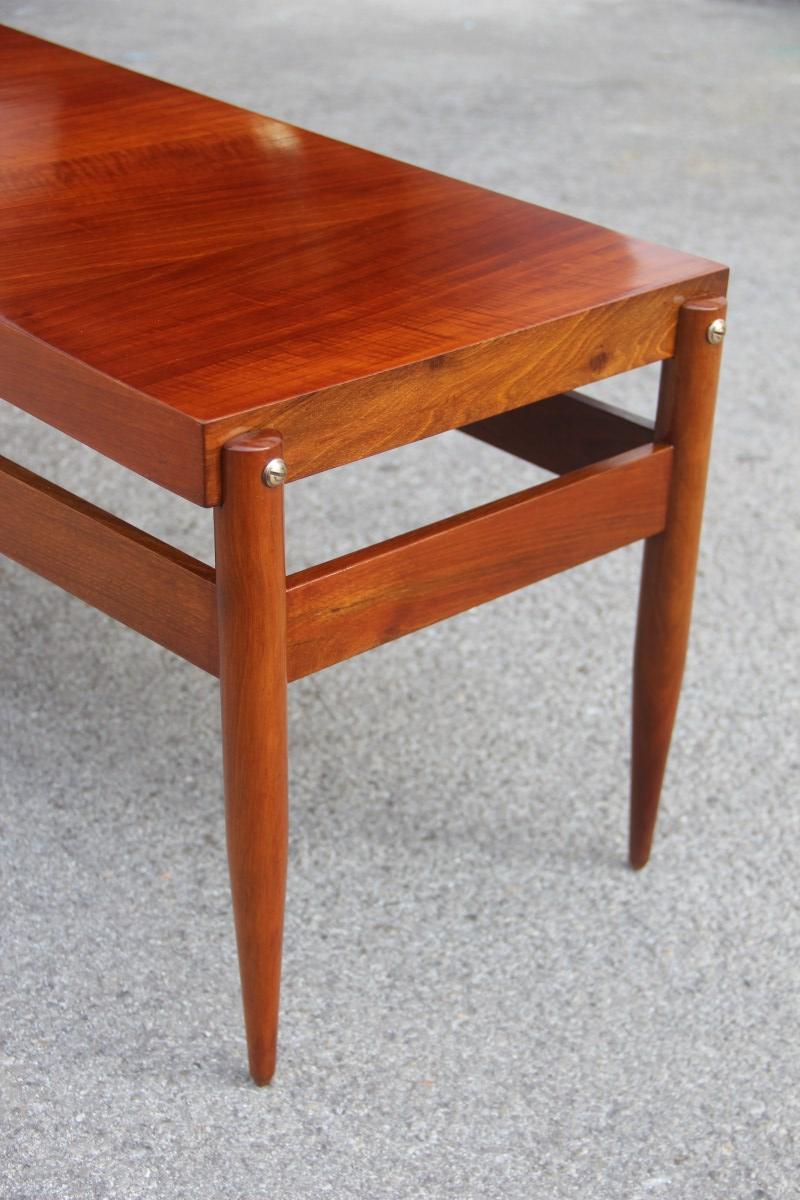 Mid-Century Minimalistischer rechteckiger Couchtisch aus braunem Nussbaumholz, 1950er Jahre im Angebot 3