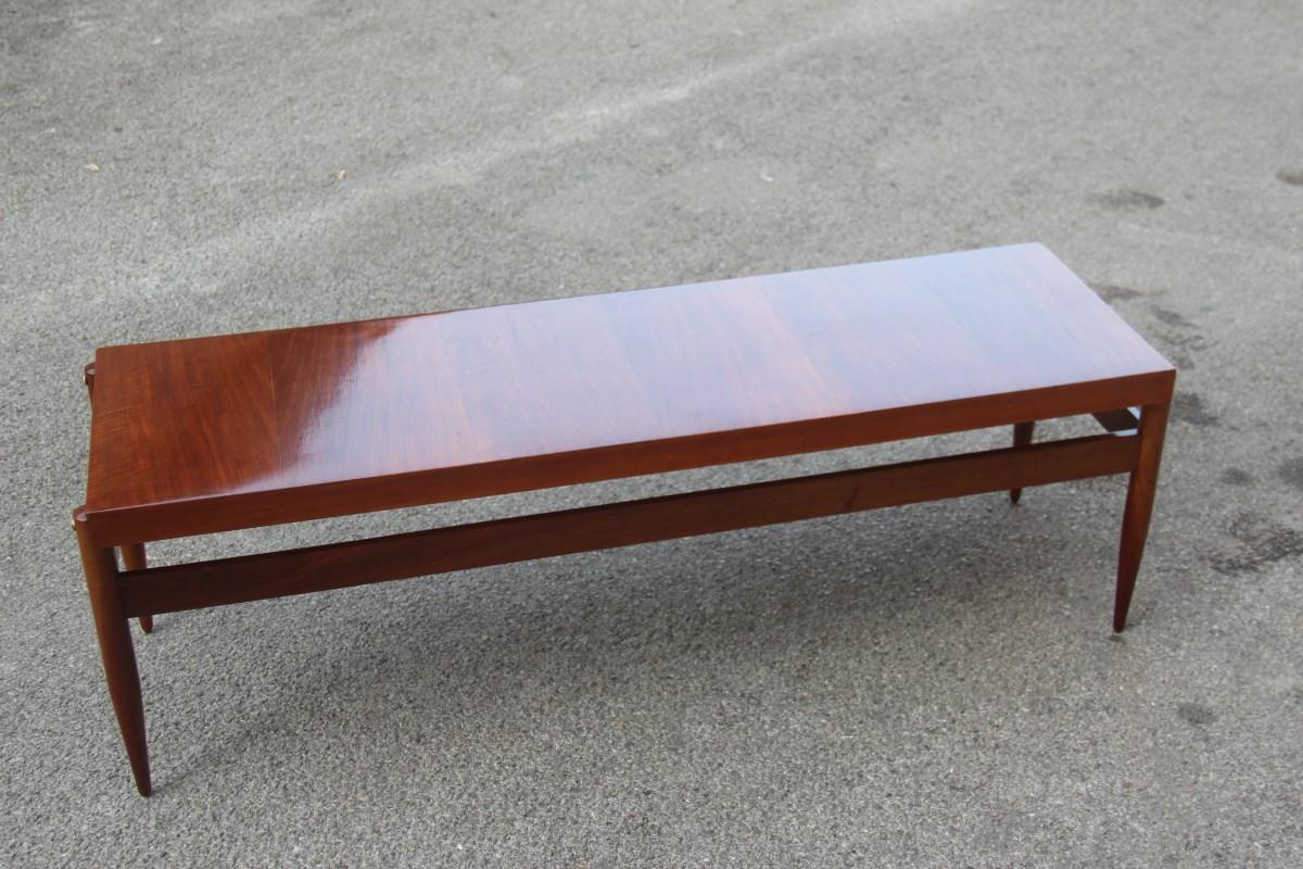 Mid-Century Minimalistischer rechteckiger Couchtisch aus braunem Nussbaumholz, 1950er Jahre (Moderne der Mitte des Jahrhunderts) im Angebot