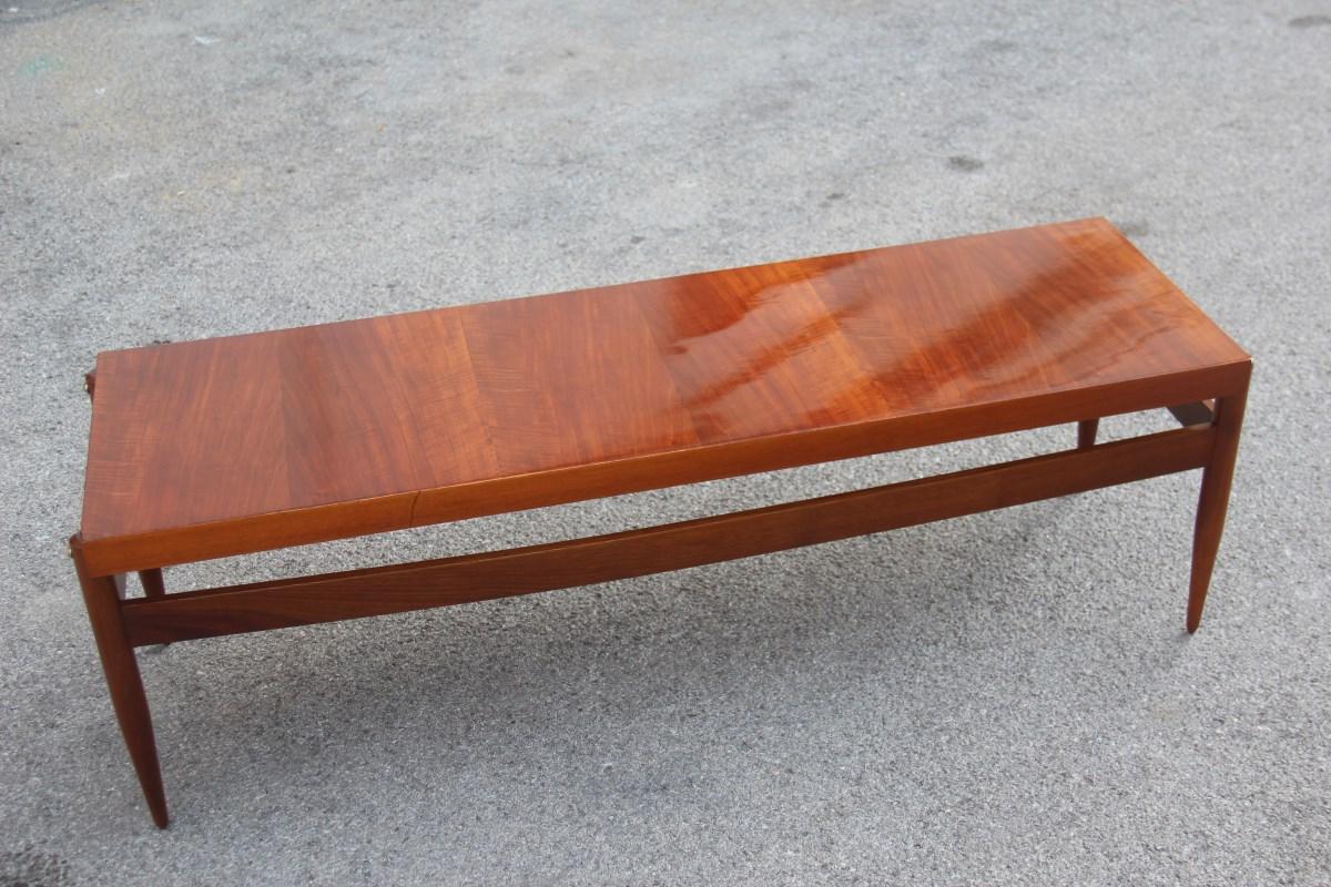 Mid-Century Minimalistischer rechteckiger Couchtisch aus braunem Nussbaumholz, 1950er Jahre im Angebot 1