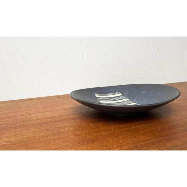 Mid-Century Minimalist West German Pottery WGP Bowl, 1960s, in Very Good conditions. Designed 1960 to 1969.

Additional information:
Materials: Ceramic
Style: Mid-Century ModernMinimalist
Country of Origin: Germany
Item Type: Vintage, Antique or