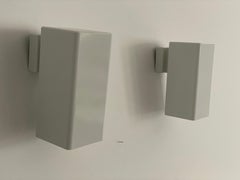 Minimalistisches Paar Wandleuchter aus weißem Metall, 1960er Jahre, Deutschland