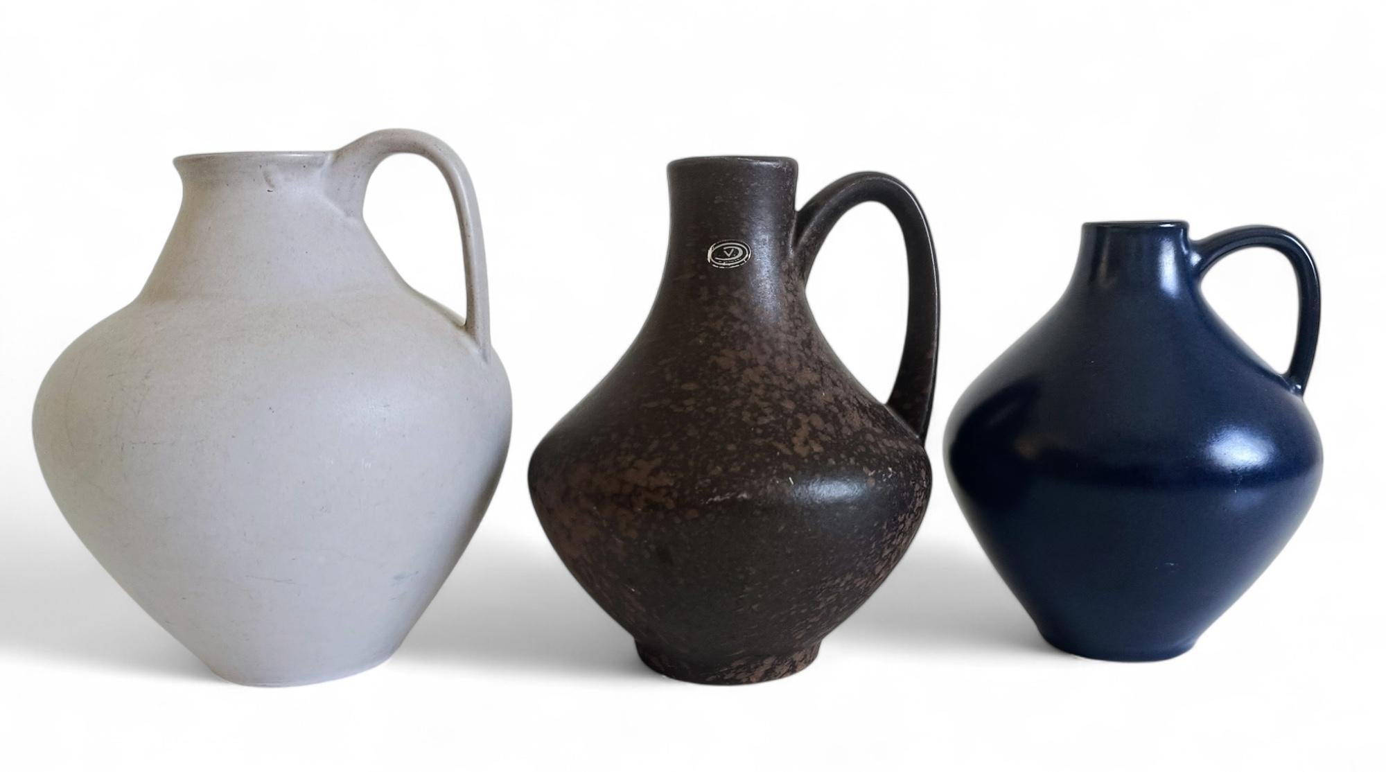 Mid-Century Minimalistic West German Pottery Signed Set of Vases by Van Daalen For Sale 4