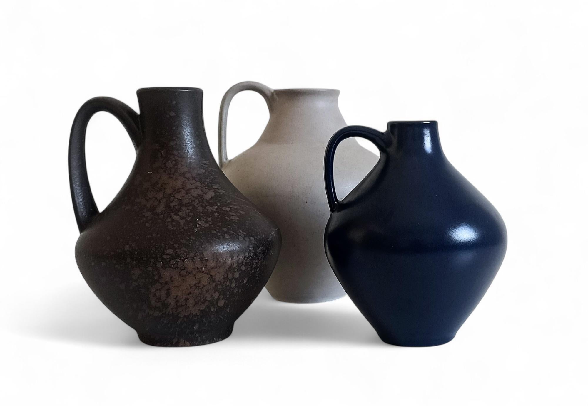 Mid-Century Minimalistic West German Pottery Signed Set of Vases by Van Daalen For Sale 5