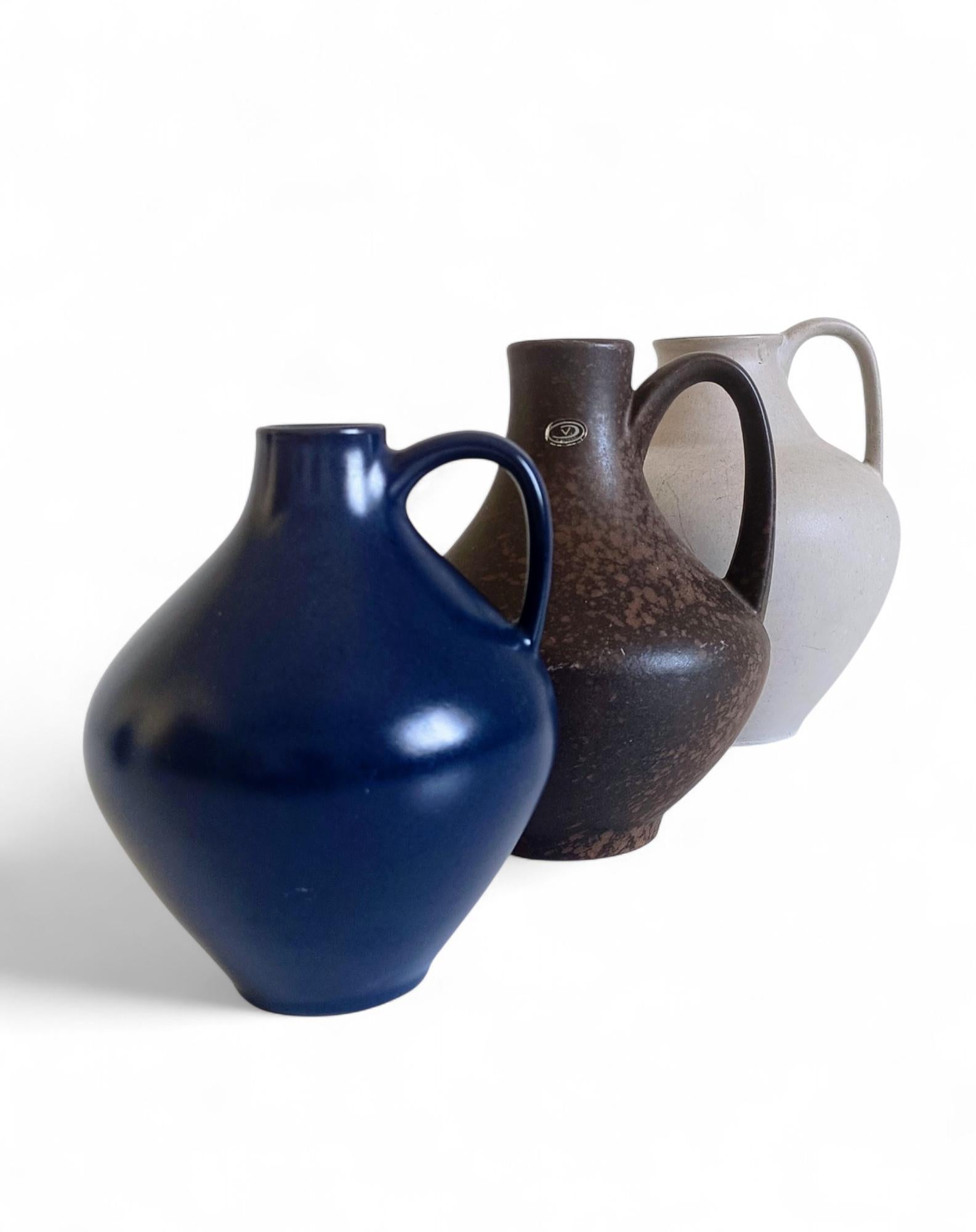 Mid-Century Minimalistic West German Pottery Signed Set of Vases by Van Daalen For Sale 6