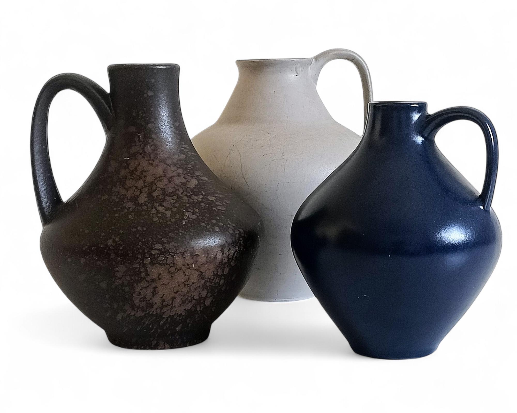 Mid-Century Minimalistic West German Pottery Signed Set of Vases by Van Daalen For Sale 7