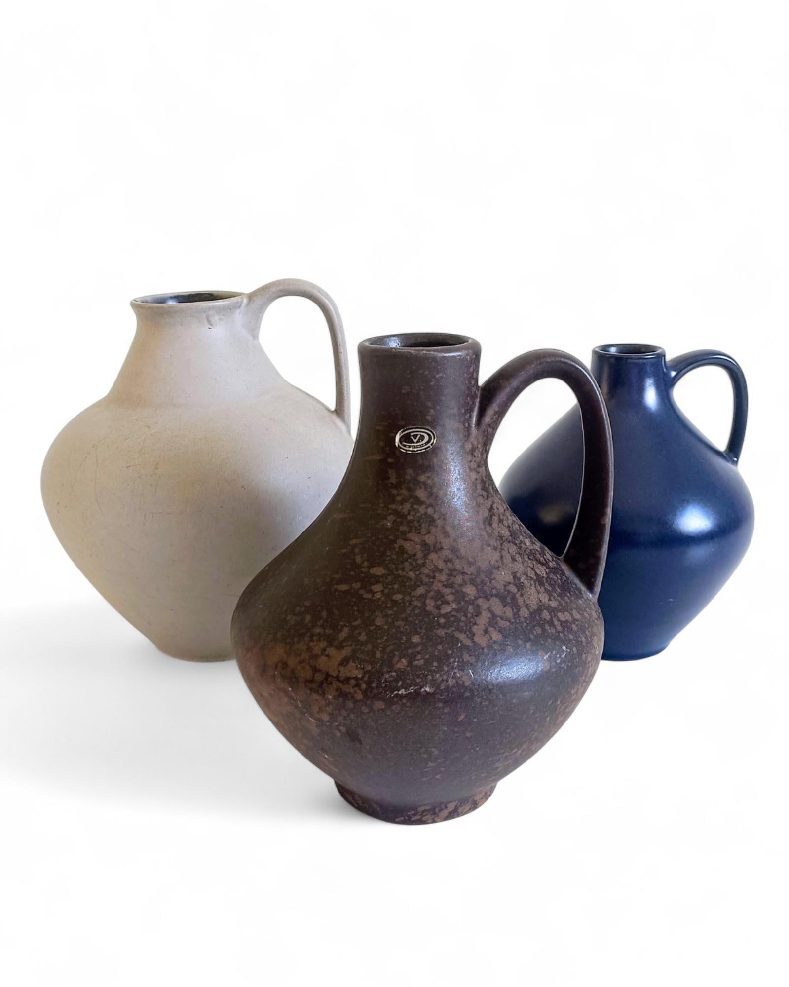 Mid-Century Minimalistic West German Pottery Signed Set of Vases by Van Daalen For Sale 2