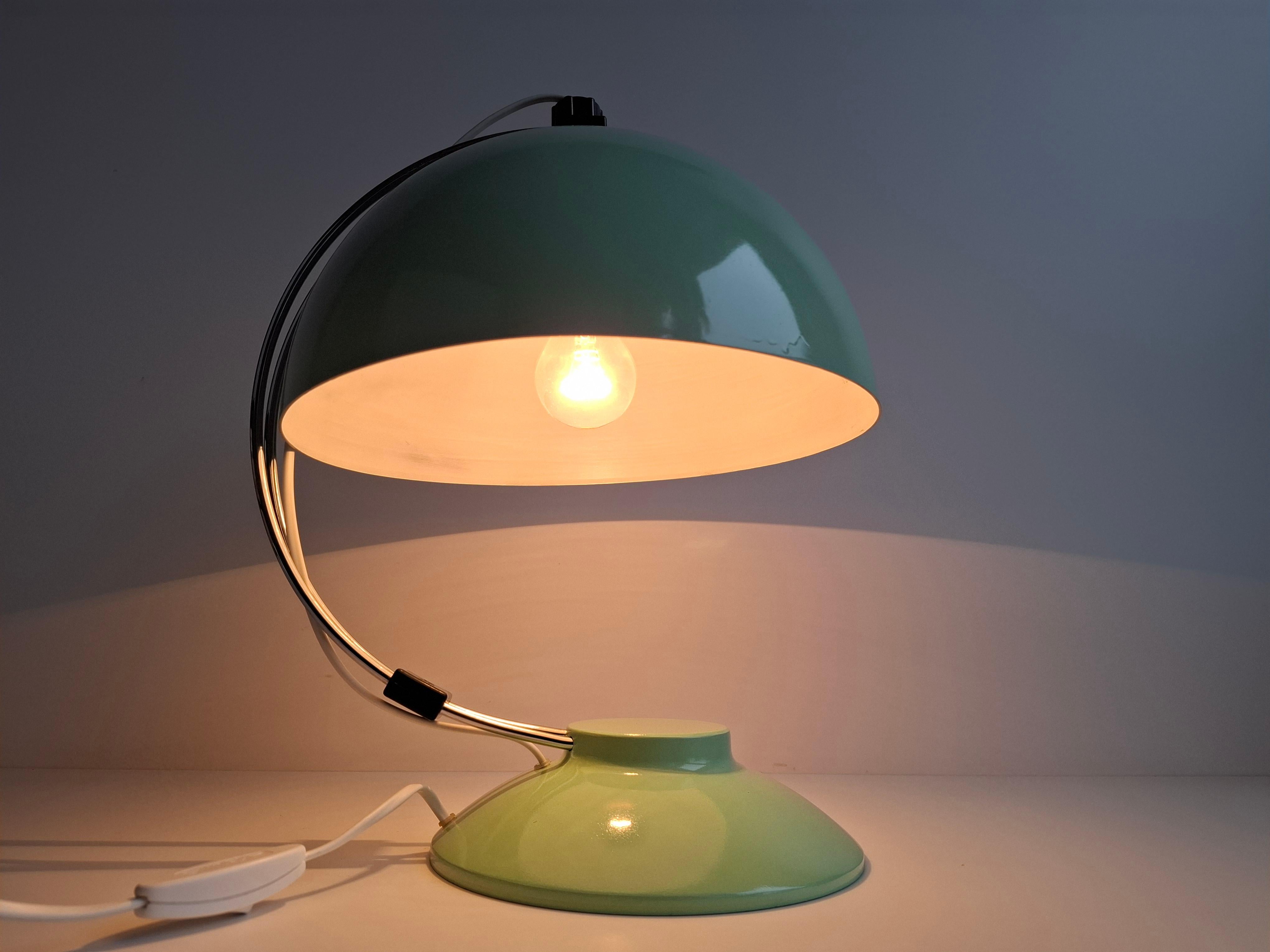 Mid-Century Mint Green Czech Desk Lamp with Chrome and Adjustable Shade en Bueno estado para la venta en Praha, CZ