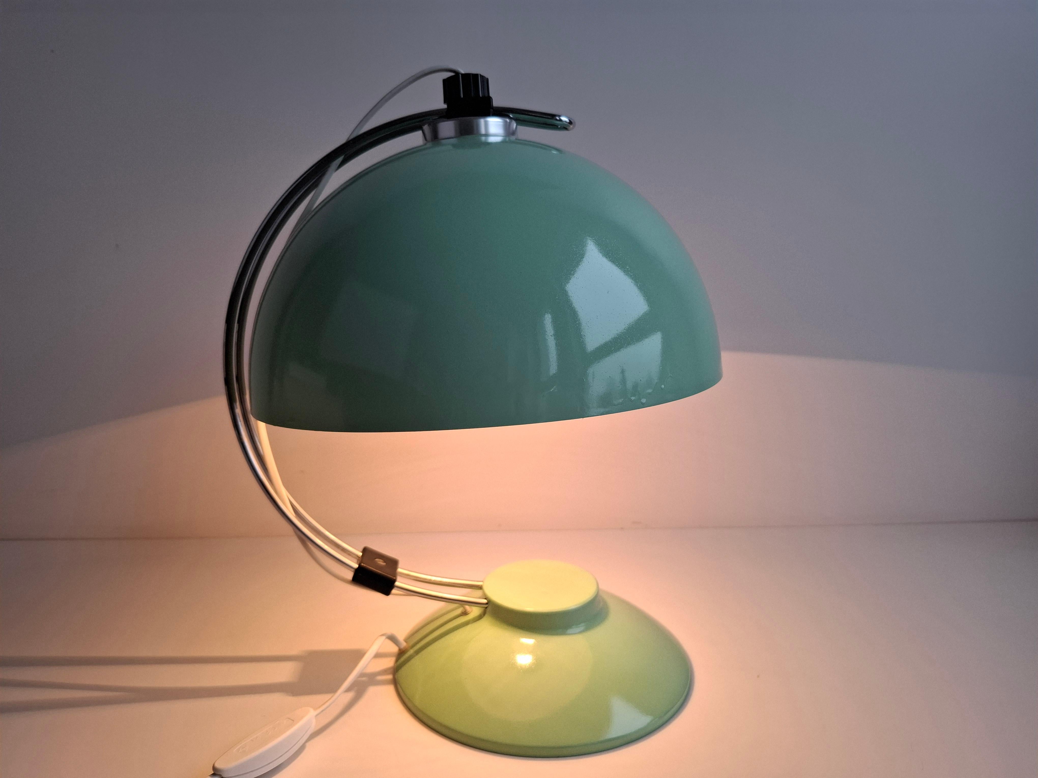 Mid-Century Mint Green Czech Desk Lamp with Chrome and Adjustable Shade finales del siglo XX en venta