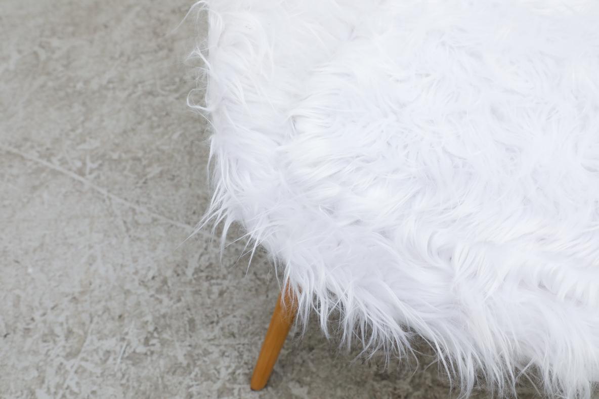Chaises longues seau du milieu du siècle de Miroslav Navrátil pour Vertex en fausse fourrure blanche en vente 3
