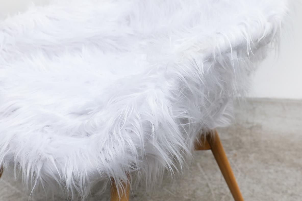 Chaises longues seau du milieu du siècle de Miroslav Navrátil pour Vertex en fausse fourrure blanche en vente 5