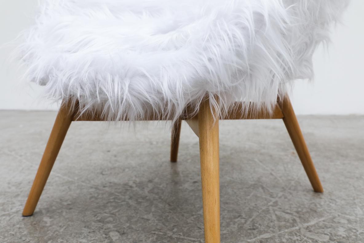 Chaises longues seau du milieu du siècle de Miroslav Navrátil pour Vertex en fausse fourrure blanche en vente 6