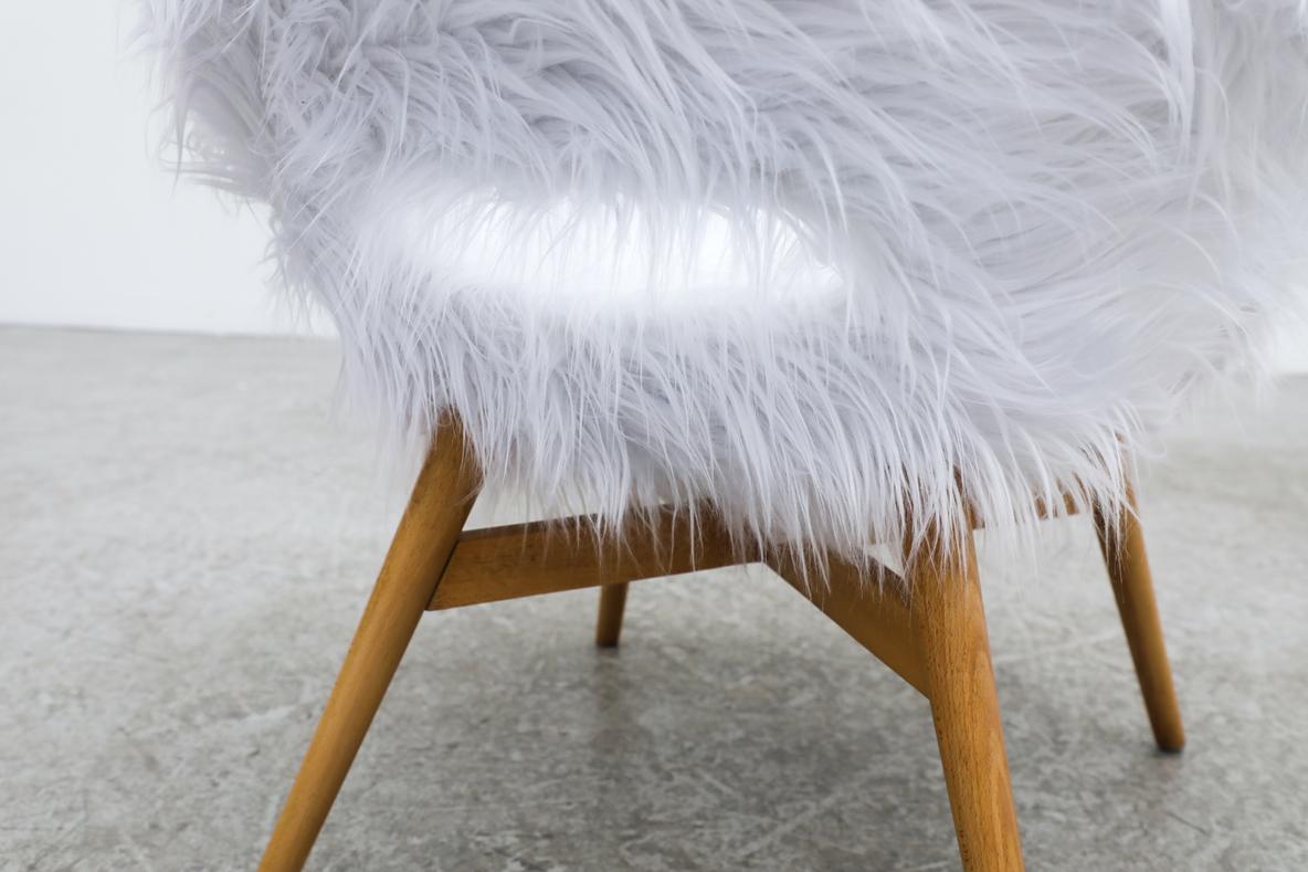 Chaises longues seau du milieu du siècle de Miroslav Navrátil pour Vertex en fausse fourrure blanche en vente 7