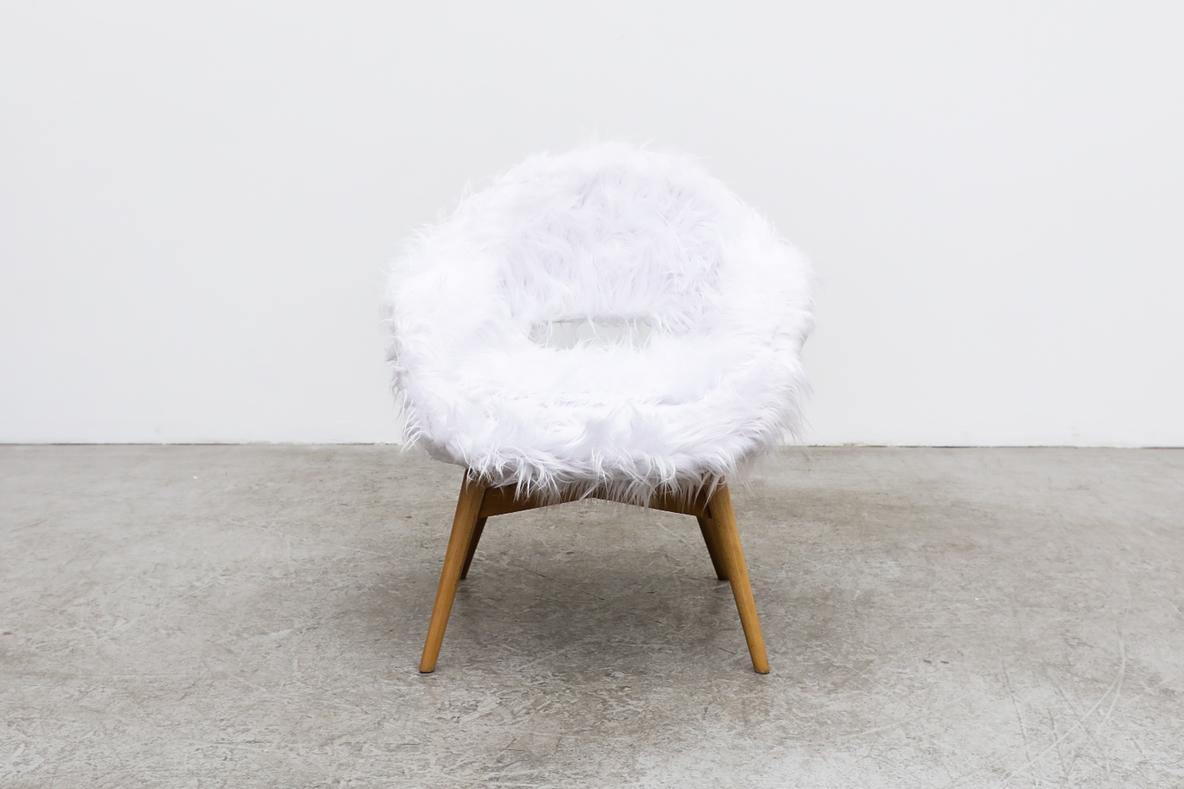 Fauteuils baquets des années 1960 conçus par Miroslav Navrátil pour Vertex. Coquilles de seau nouvellement tapissées en fausse fourrure blanche brillante avec des cadres d'origine en bouleau avec des pieds effilés. Les montures présentent une usure