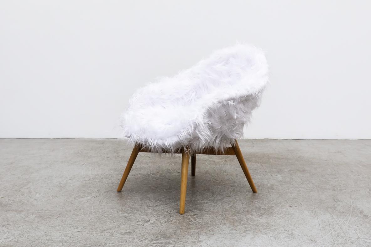Mid-Century Modern Chaises longues seau du milieu du siècle de Miroslav Navrátil pour Vertex en fausse fourrure blanche en vente