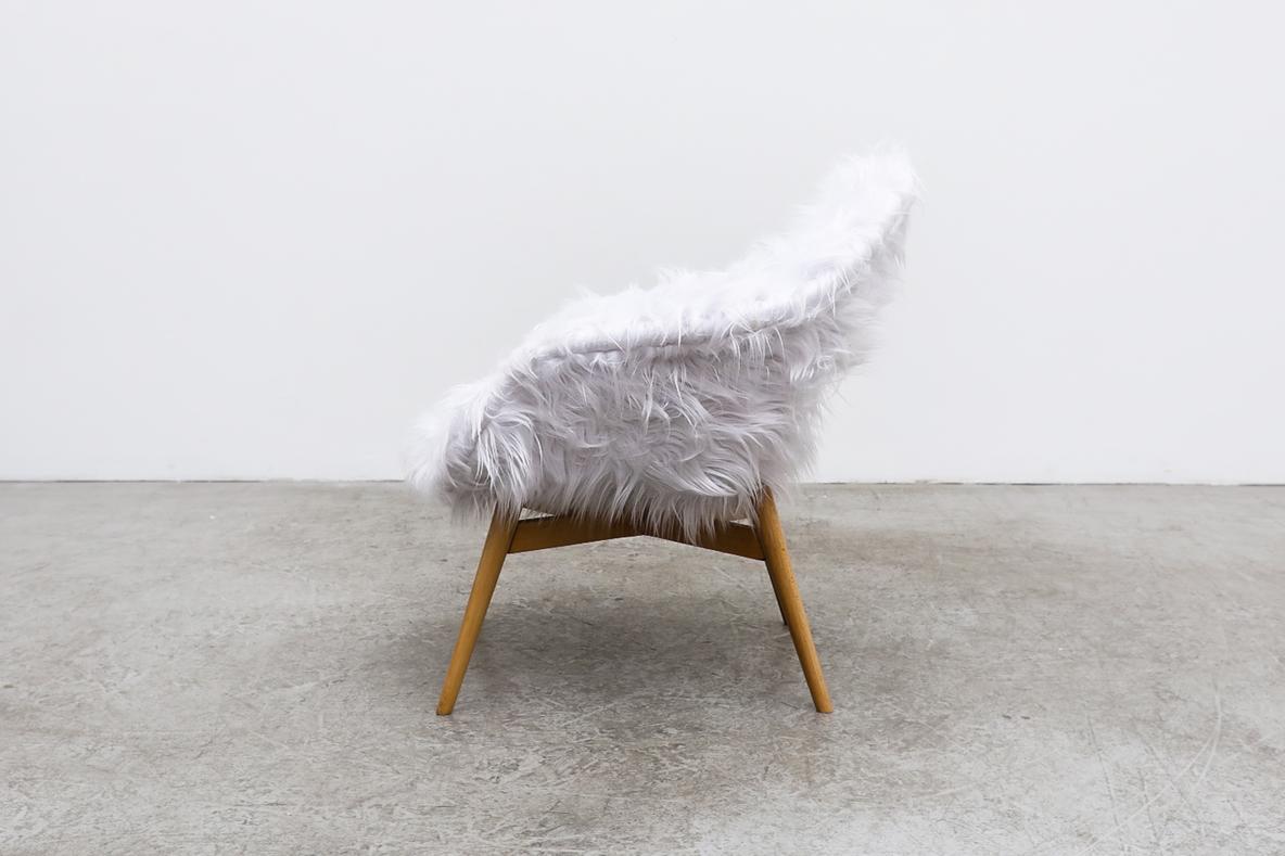 Tchèque Chaises longues seau du milieu du siècle de Miroslav Navrátil pour Vertex en fausse fourrure blanche en vente
