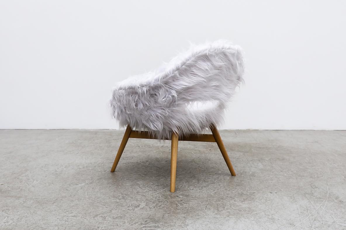 Chaises longues seau du milieu du siècle de Miroslav Navrátil pour Vertex en fausse fourrure blanche Bon état - En vente à Los Angeles, CA