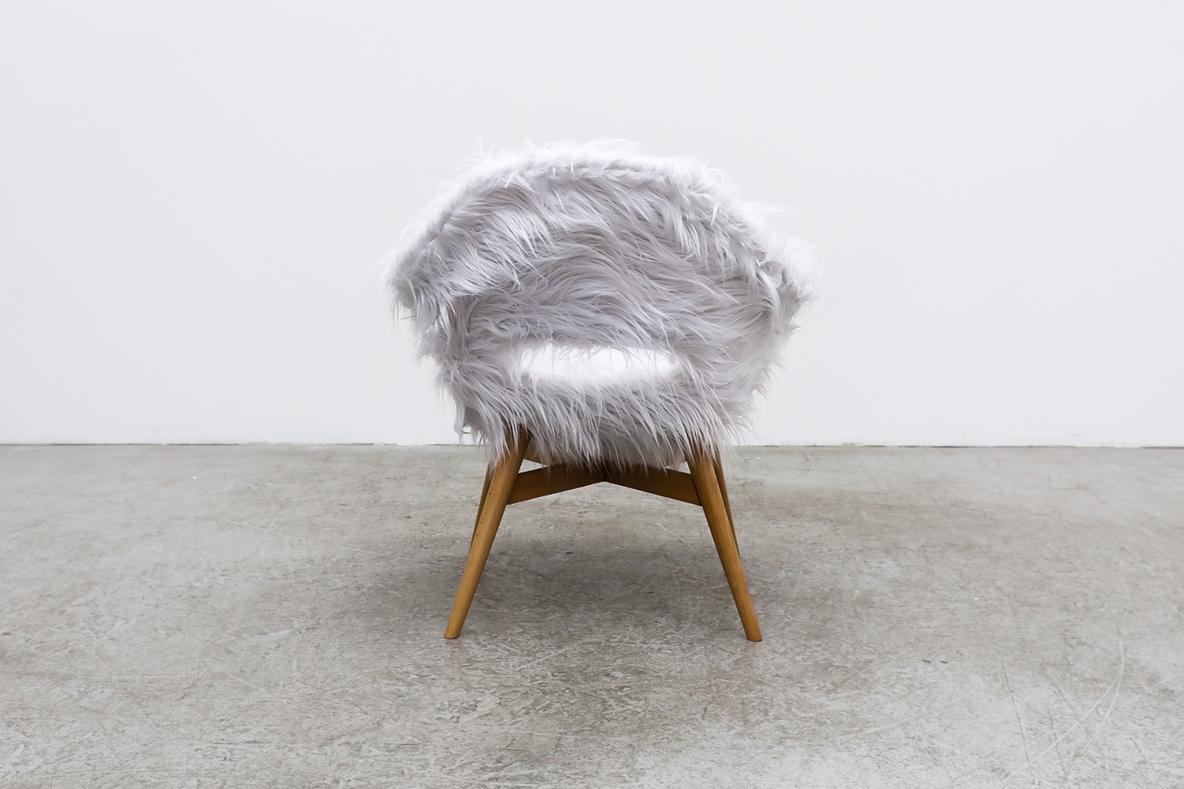 20ième siècle Chaises longues seau du milieu du siècle de Miroslav Navrátil pour Vertex en fausse fourrure blanche en vente