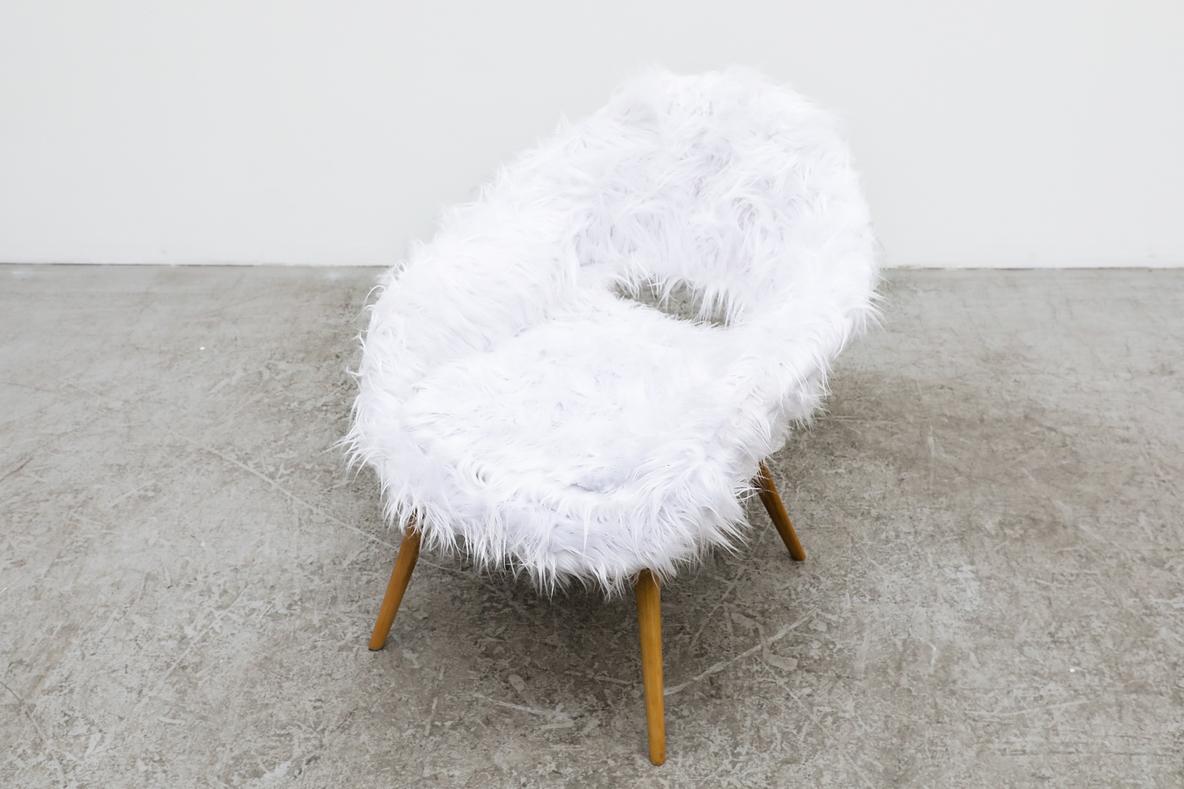 Fausse fourrure Chaises longues seau du milieu du siècle de Miroslav Navrátil pour Vertex en fausse fourrure blanche en vente