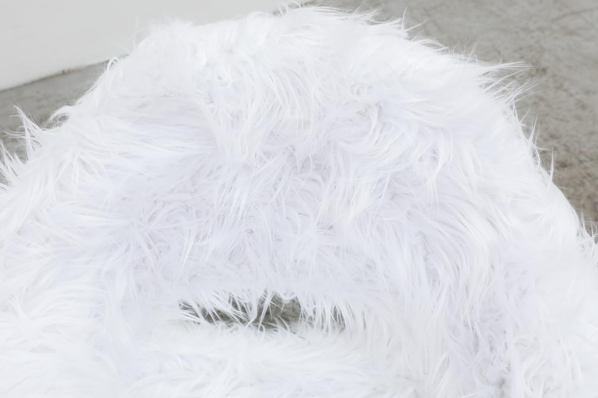 Chaises longues seau du milieu du siècle de Miroslav Navrátil pour Vertex en fausse fourrure blanche en vente 1