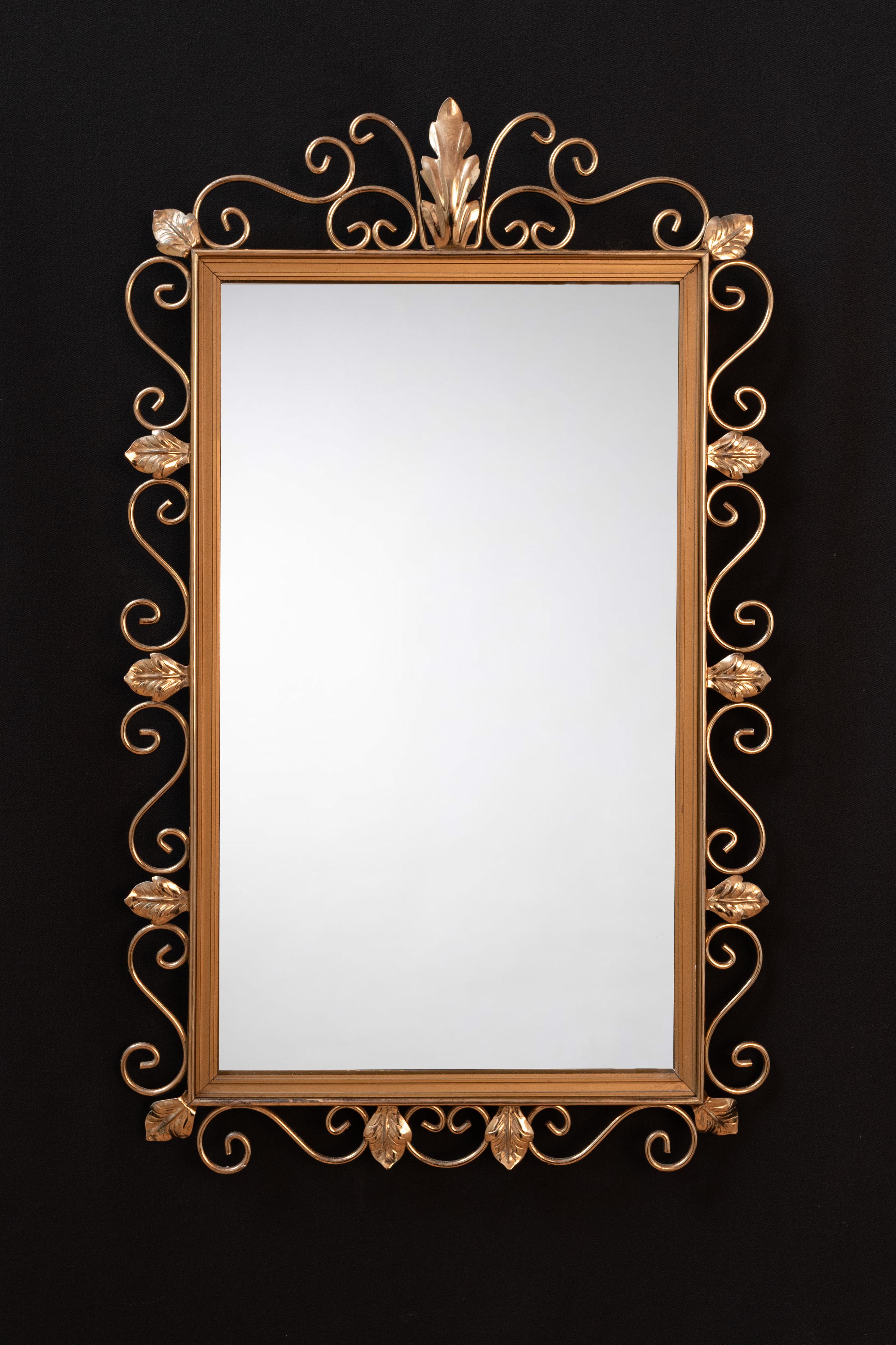 Miroir très décoratif avec des feuilles dorées sur tout le pourtour. 

Le miroir est en excellent état et possède encore l'autocollant d'origine au dos (numéro de référence du modèle).