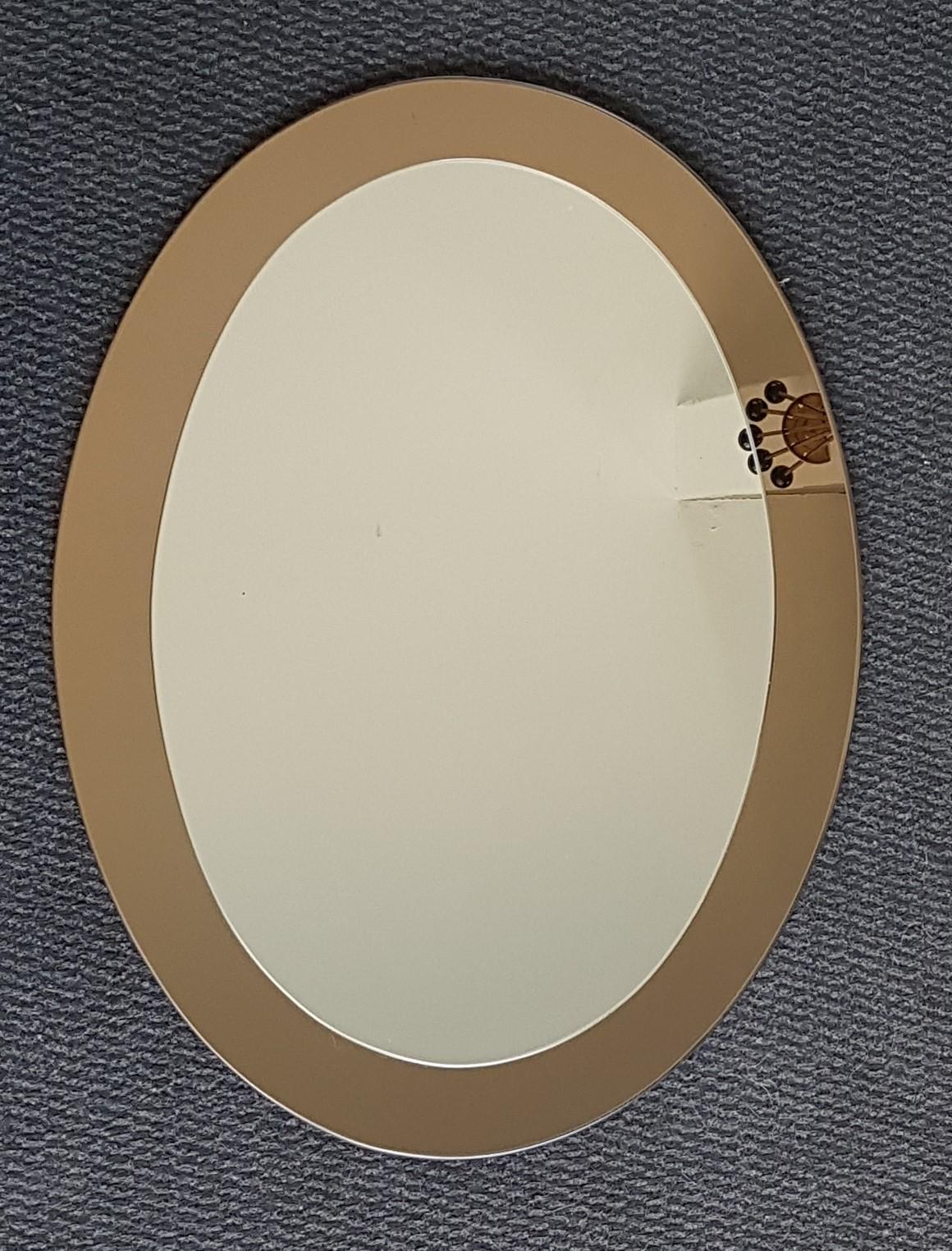 Midcentury mirror in the style of Fontana Arte, Italy, 1960. Bronze colored Glass Rim.

Mounting system for both directions.