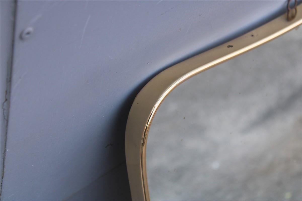 Mid-century Spiegel Vergoldetes Messing Geformt  Rahmen Italienisch 1950er Jahre  im Zustand „Gut“ im Angebot in Palermo, Sicily