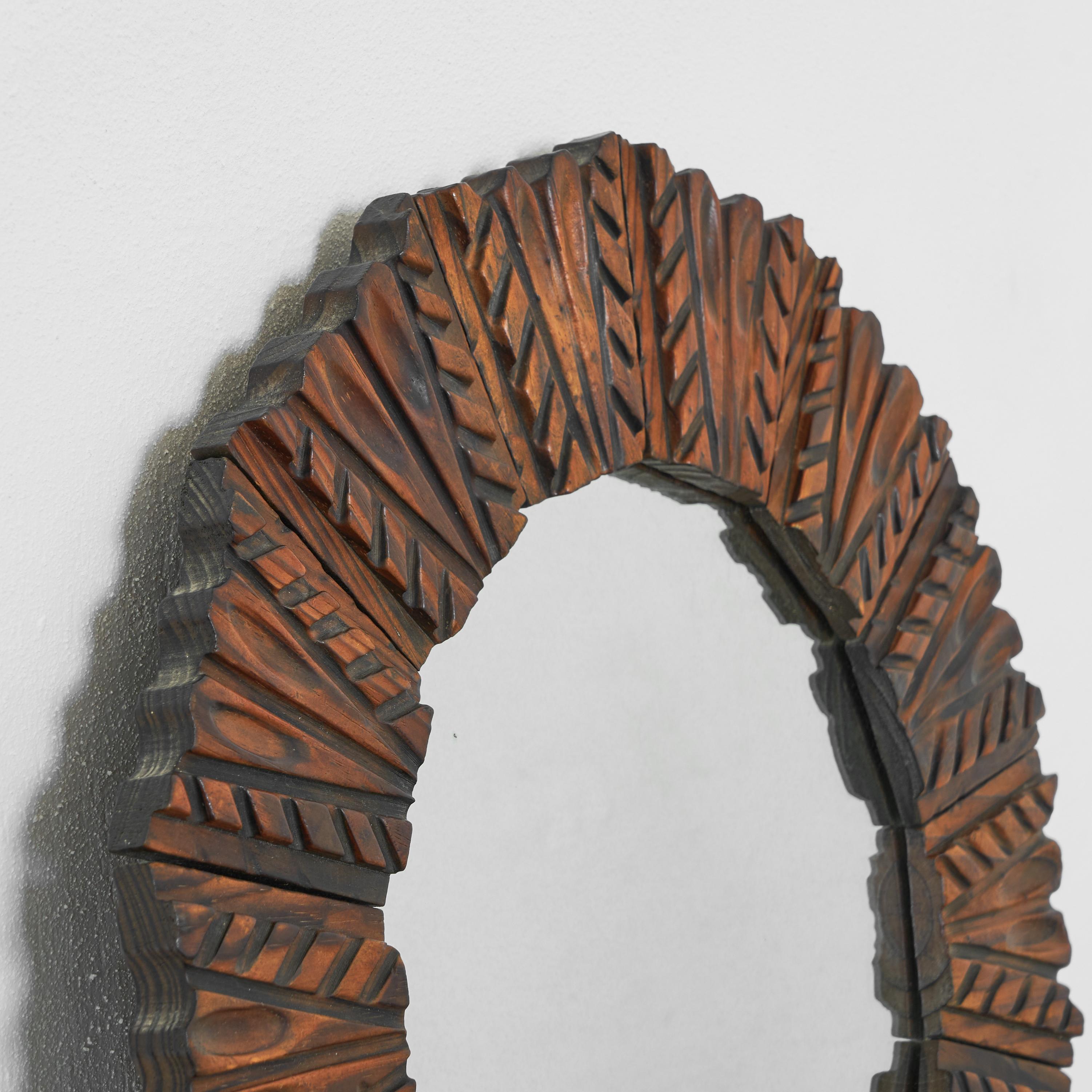 Mid-Century-Spiegel aus geschnitztem Holz 1960er Jahre (Moderne der Mitte des Jahrhunderts) im Angebot