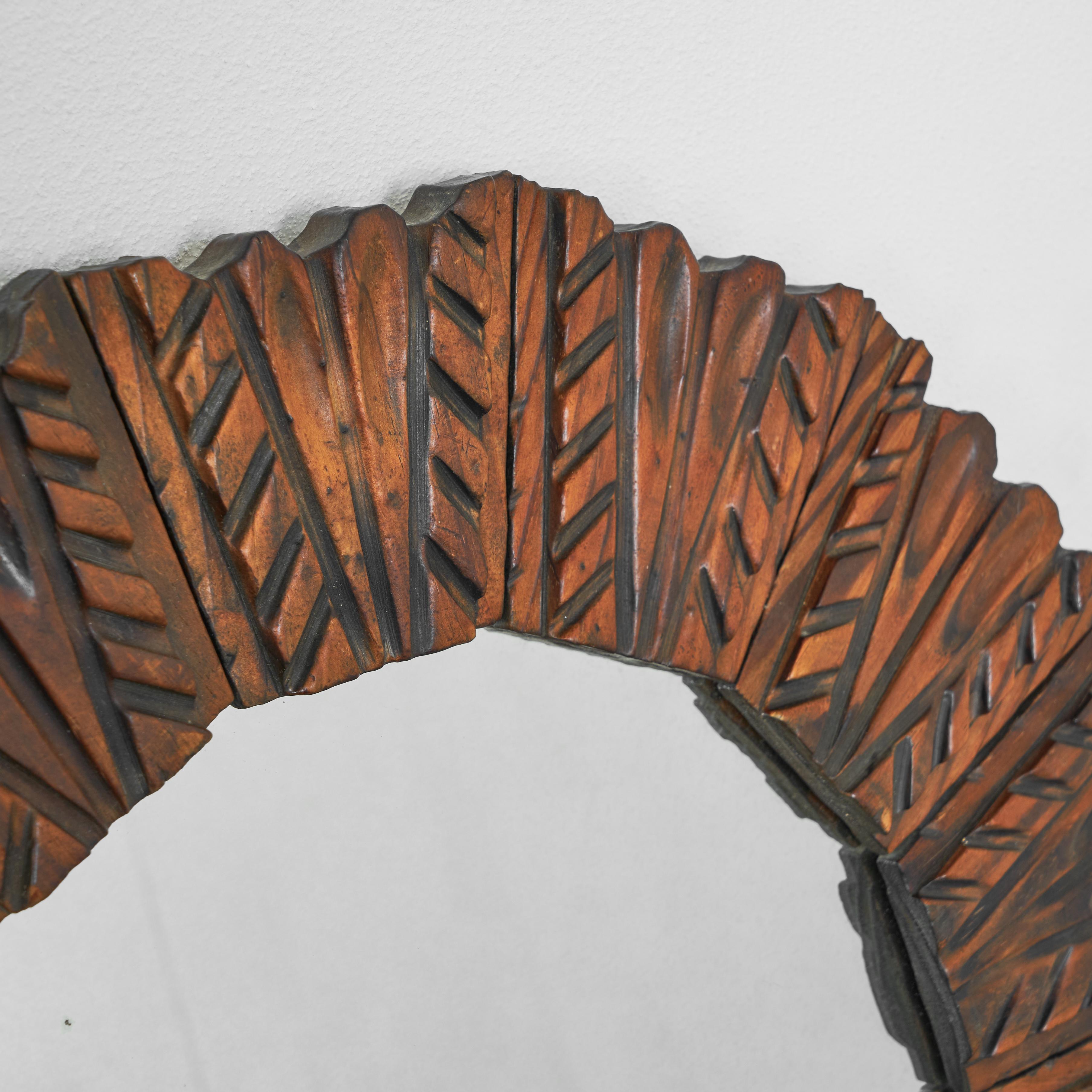 Mid-Century-Spiegel aus geschnitztem Holz 1960er Jahre (Handgefertigt) im Angebot