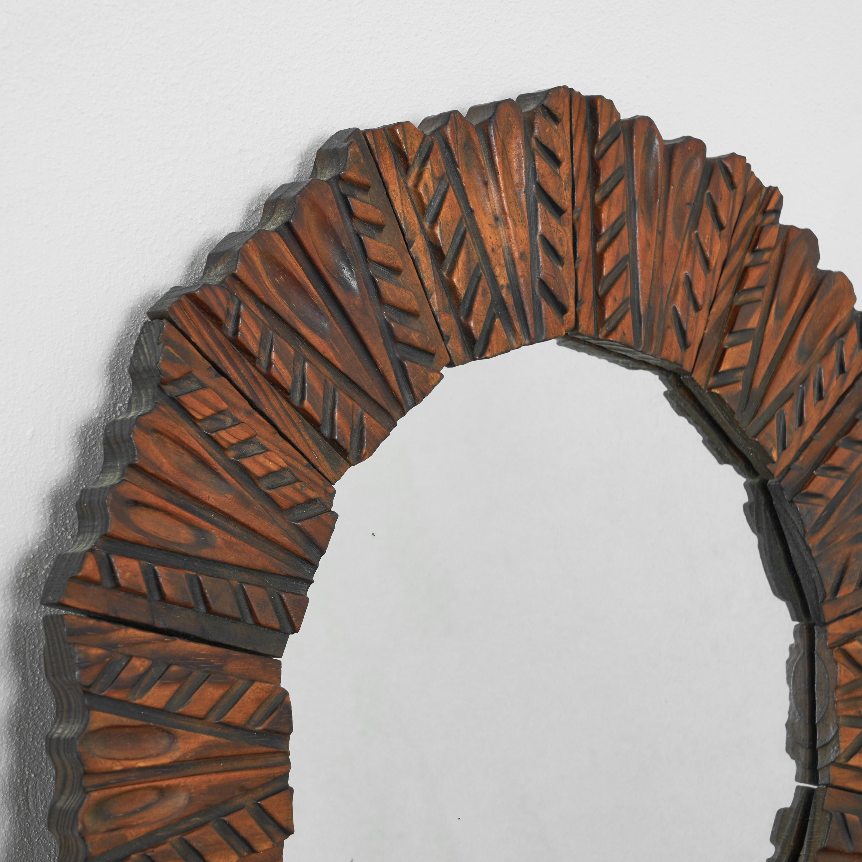 Mid-Century-Spiegel aus geschnitztem Holz 1960er Jahre (20. Jahrhundert) im Angebot