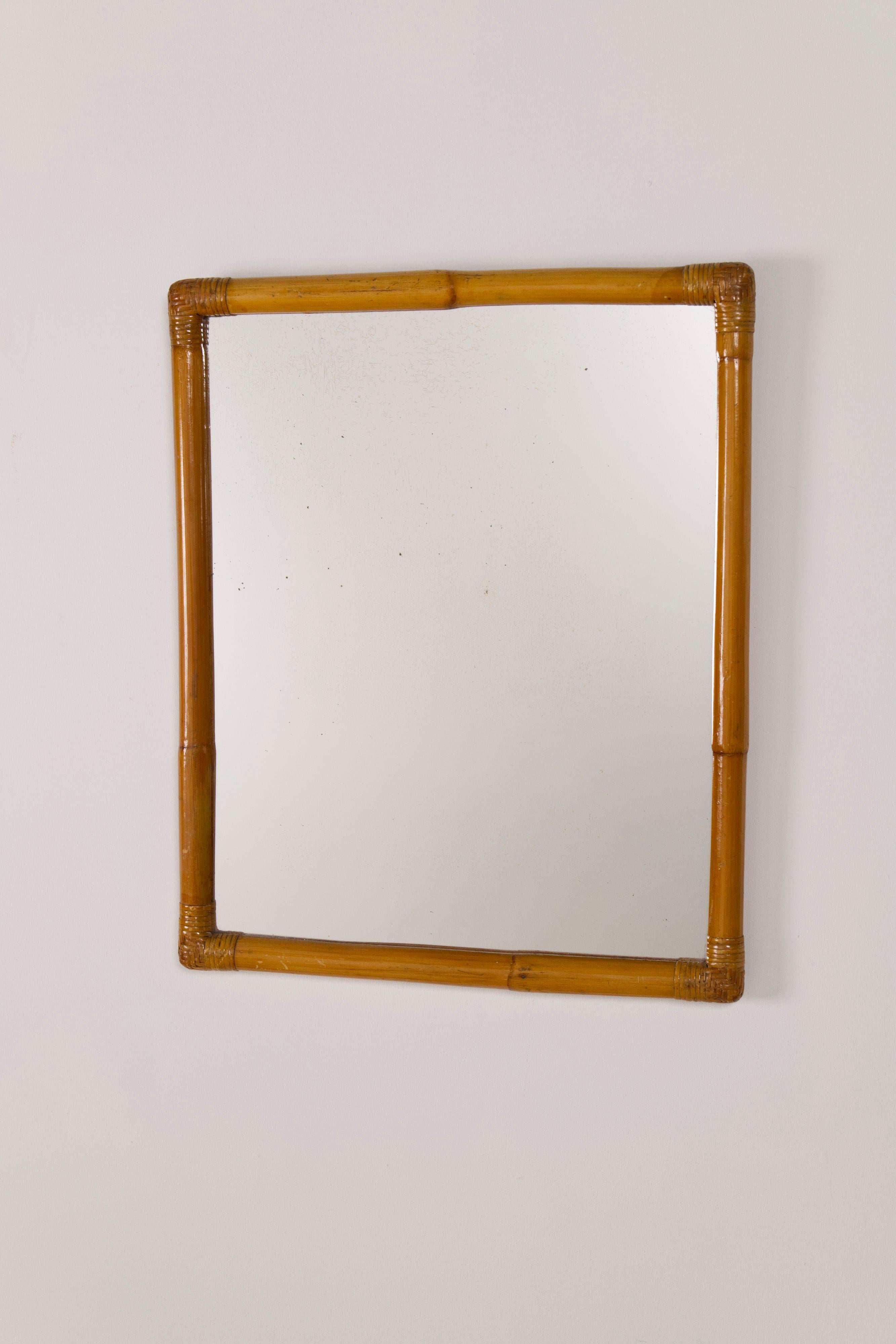 Mid-Century Mirror in Rattan and Bamboo, Italy, 1970s

A rectangular mirror from Italy, 1970s, framed in bamboo with rattan bindings at the corners. The structure is simple and light, with the joints lashed together and reinforced by woven rattan