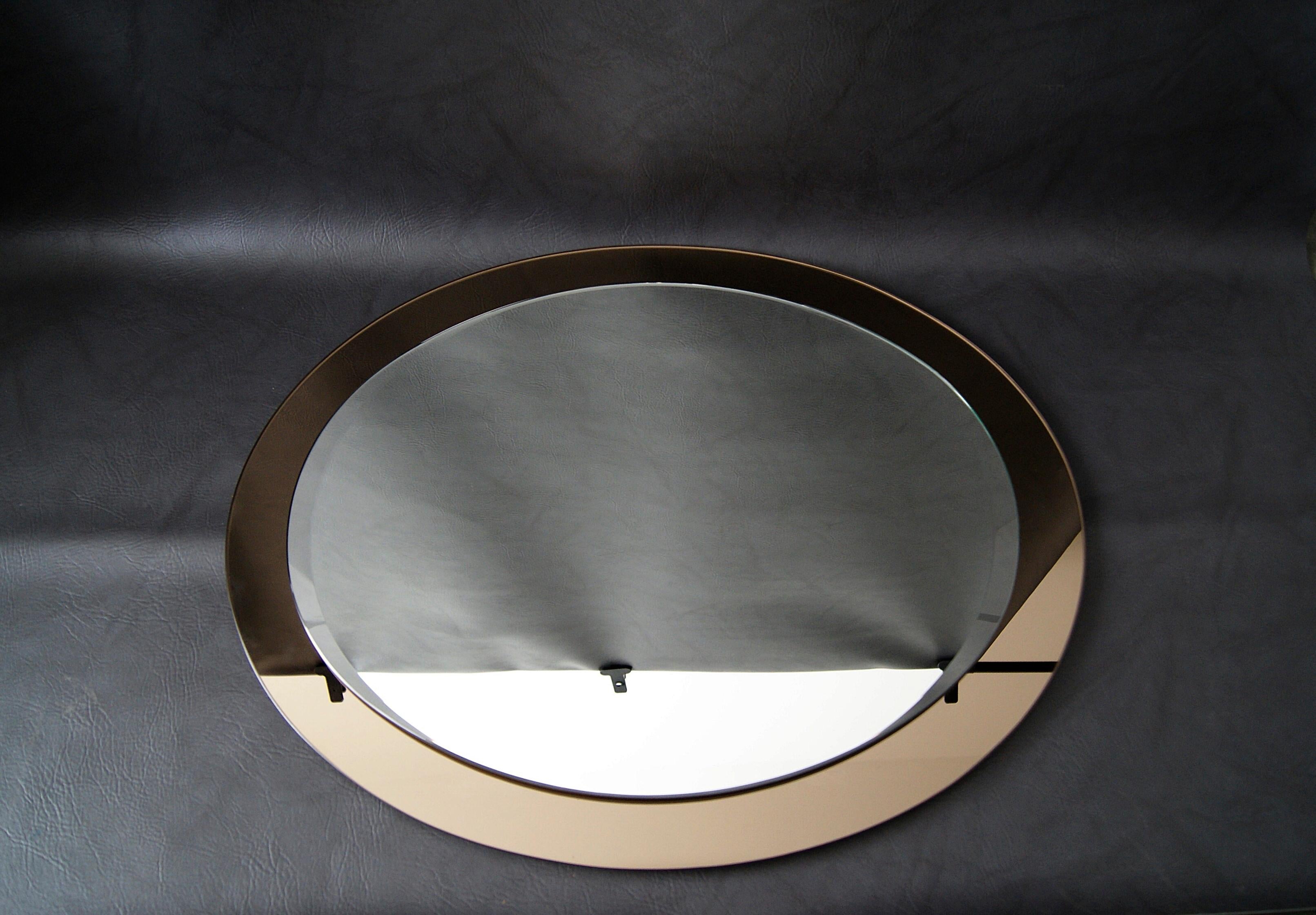 Midcentury faceted mirror style Fontana Arte signed by manufacturer LUPI, Italy, 1960s.
Bronze colored rim.
Mount for both ways.


Art.-Nr. 0250.