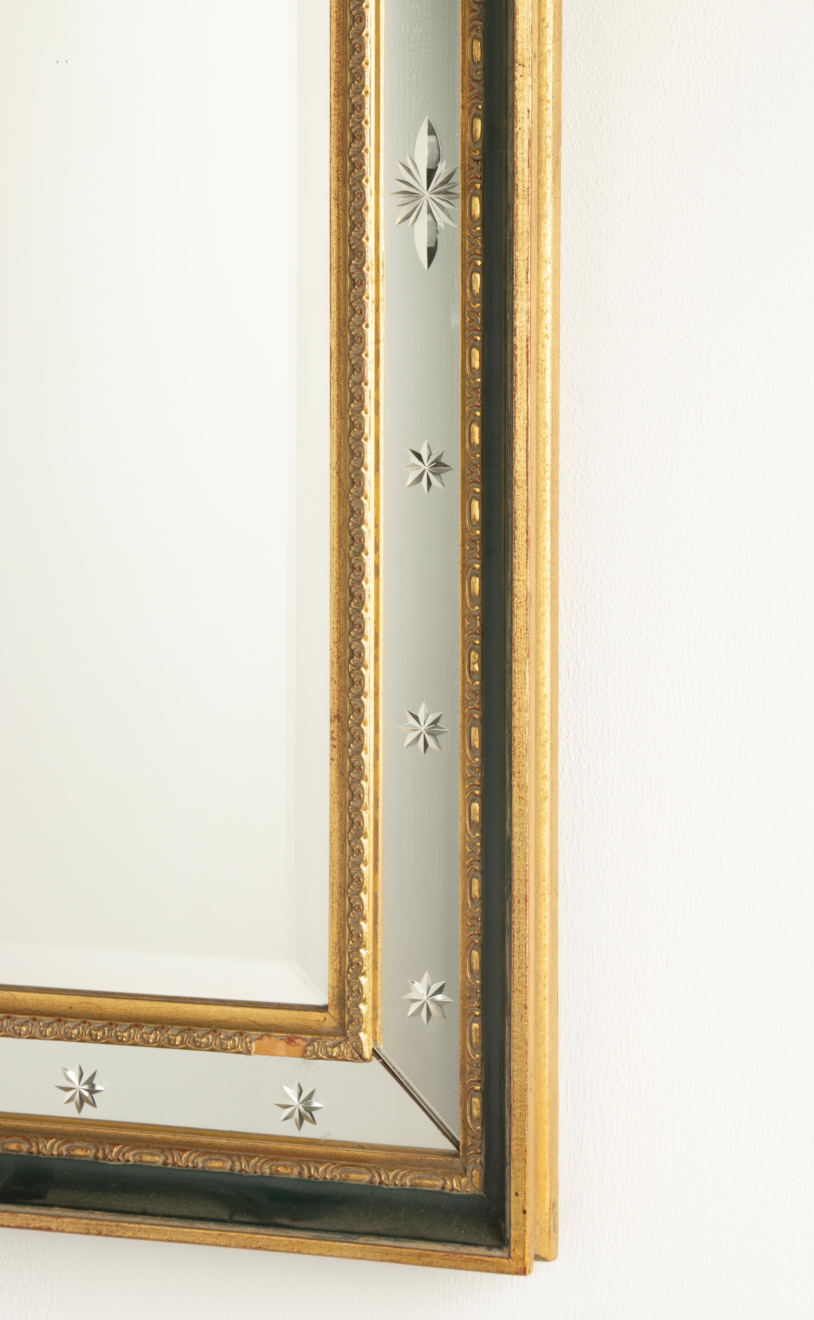 Espejo de Mitad de Siglo - Marco de Madera - Verde y Dorado - Estrella de Cristal Grabado Hecho a mano en venta