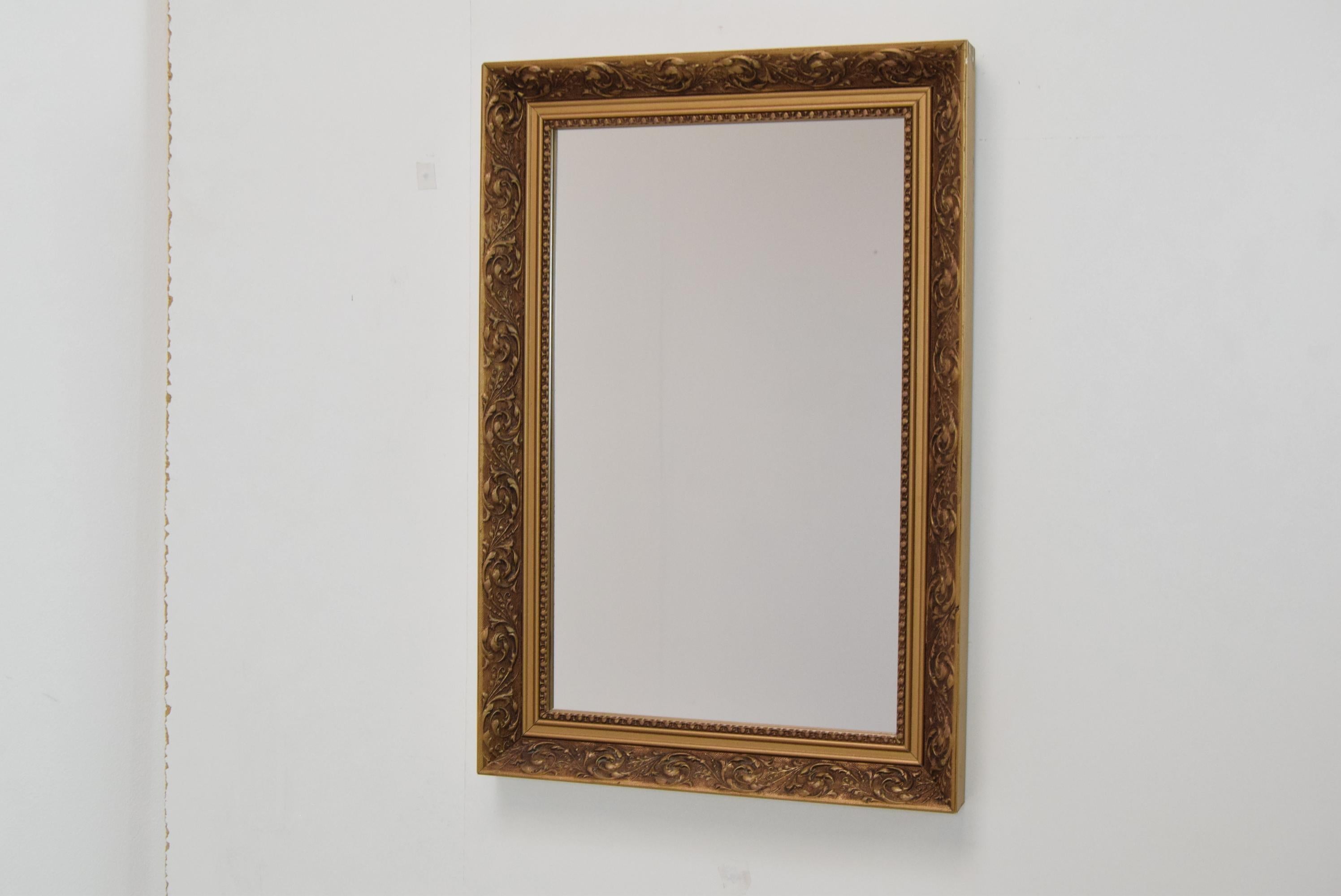 Made in Czechoslovakia
Made of Mirror,Wood,plaster
Re-polished
Original condition.