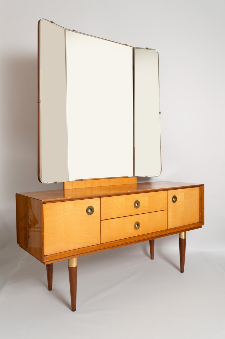 French Midcentury Mirrored Dressing Table in Sycamore and Walnut, France, circa 1950 For Sale